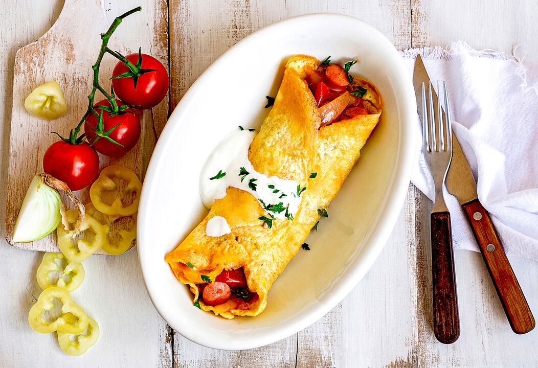 Για πρωινό, όσοι χάνουν βάρος με δίαιτα κετο, έχουν μια ομελέτα με τυρί, λαχανικά και ζαμπόν
